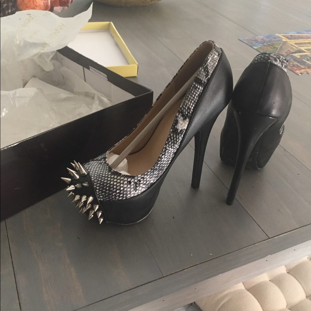NIB Liliana black spiked heels